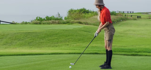 Golfer im Treffmoment auf dem Fairway