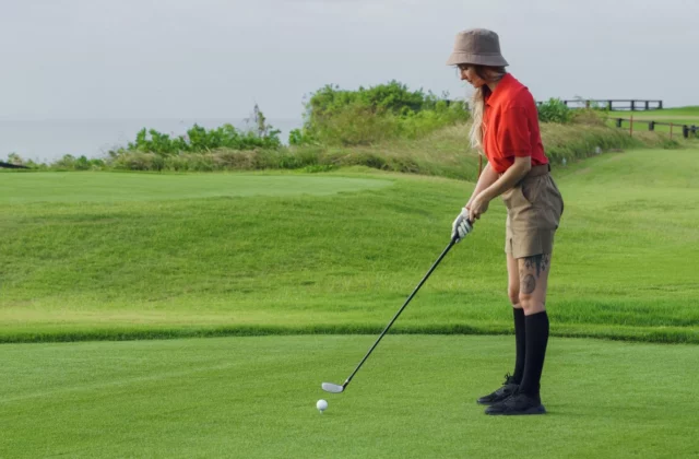 Golfer op het moment van de treffer op de fairway