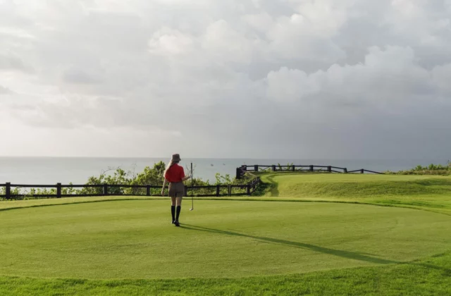 Golfster op een open green aan zee