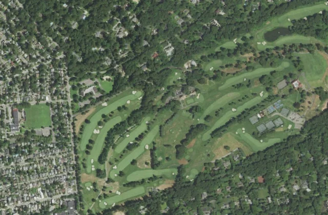 Village Club of Sands Point from the air. Aerial imagery USGS, domaine public.