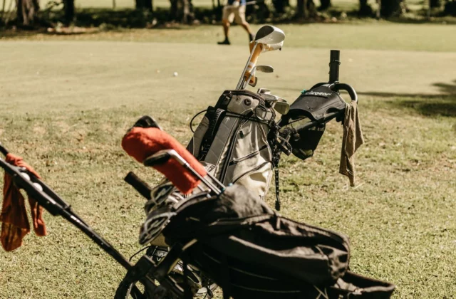 Sac de golf et clubs posés au sol