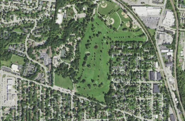 Wing Park Golf Course from the air. Aerial imagery USGS, domaine public.