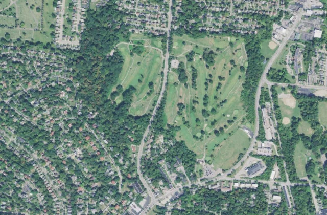 Avon Fields Golf Course from the air. Aerial imagery USGS, domaine public.