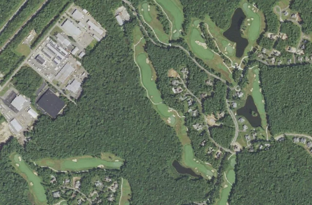 The Bay Club at Mattapoisett from the air. Aerial imagery USGS, domaine public.