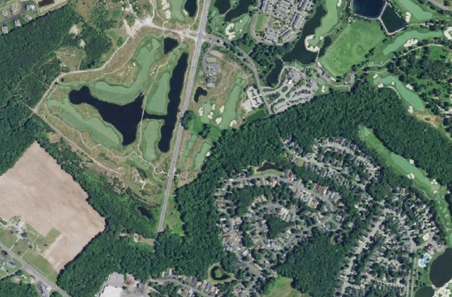 Baywood Greens from the air. Aerial imagery USGS, domaine public.