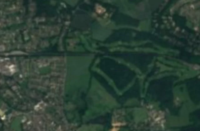 Beaconsfield Golf Club and its surroundings from space. Sentinel-2 cloudless 2016 satellite image by EOX IT Services GmbH (contains modified Copernicus Sentinel data), CC BY 4.0.