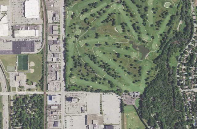 Blue Mound Golf & Country Club from the air. Aerial imagery USGS, domaine public.