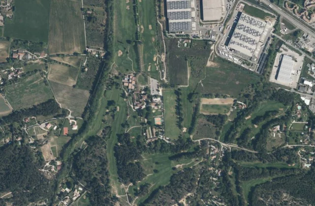 Château l'Arc Golf Club vu du ciel. Orthophotographie IGN, Licence ouverte Etalab.
