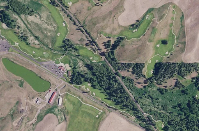 Circling Raven Golf Club from the air. Aerial imagery USGS, domaine public.