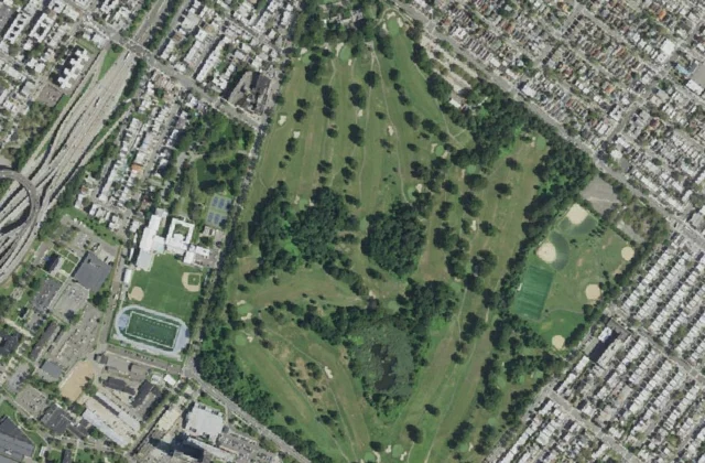 Dyker Beach Golf Course from the air. Aerial imagery USGS, domaine public.