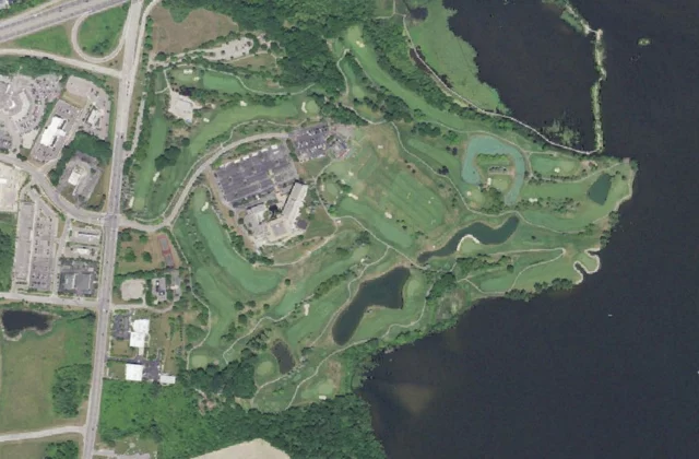 Eagle Crest Resort from the air. Aerial imagery USGS, domaine public.