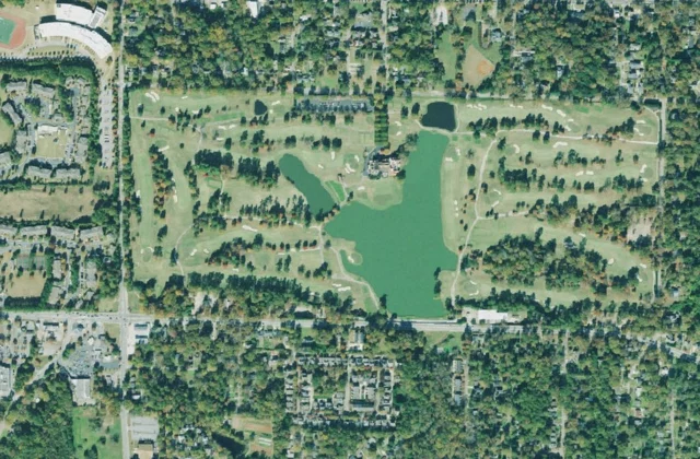 East Lake Golf Club from the air. Aerial imagery USGS, domaine public.