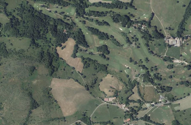 Ecogolf Ariège Pyrénées vu du ciel. Orthophotographie IGN, Licence ouverte Etalab.