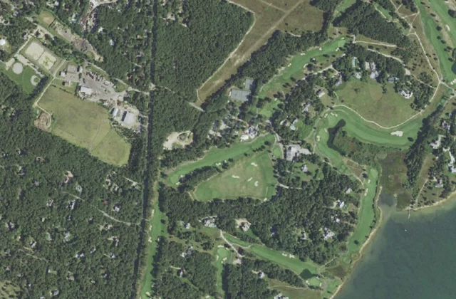 Farm Neck Golf Club from the air. Aerial imagery USGS, domaine public.