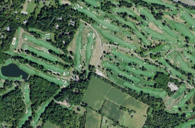 Fiddler's Elbow Country Club from the air. Aerial imagery USGS, domaine public.