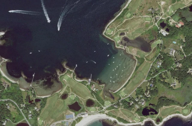Fishers Island Club from the air. Aerial imagery USGS, domaine public.