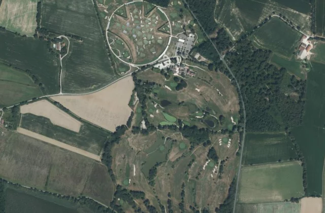 UGOLF Mionnay vu du ciel. Orthophotographie IGN, Licence ouverte Etalab.