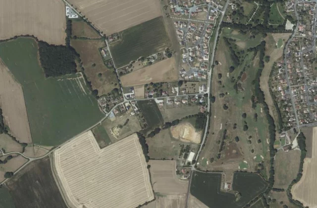 Golf d'Alençon en Arçonnay vu du ciel. Orthophotographie IGN, Licence ouverte Etalab.