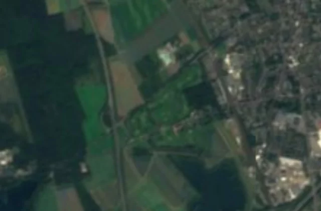 Golf am Katzberg aus dem All. Sentinel-2 cloudless 2016 von EOX IT Services GmbH (enthält modifizierte Copernicus-Sentinel-Daten), CC BY 4.0.