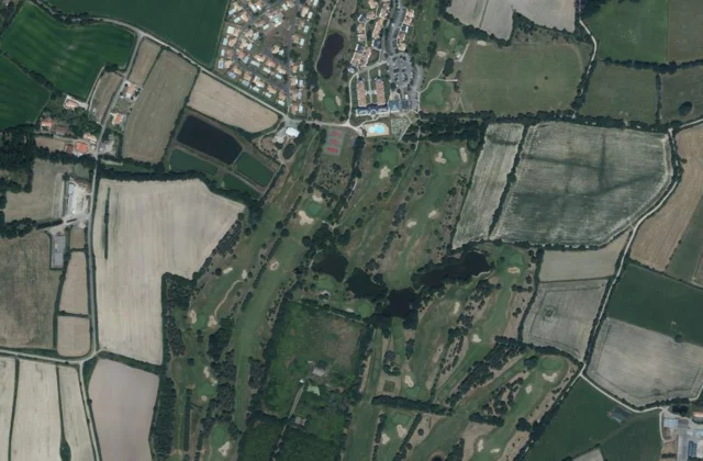 Golf Bluegreen du Pays de Saint-Gilles-Croix-de-Vie vu du ciel. Orthophotographie IGN, Licence ouverte Etalab.
