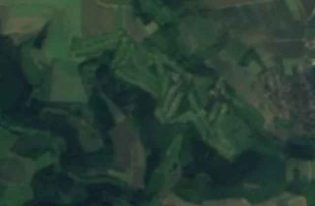 Golf-Club Bad Pyrmont aus dem All. Sentinel-2 cloudless 2016 von EOX IT Services GmbH (enthält modifizierte Copernicus-Sentinel-Daten), CC BY 4.0.