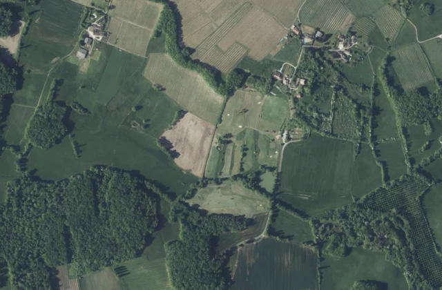 Golf Club de Saint Méard de Gurçon vu du ciel. Orthophotographie IGN, Licence ouverte Etalab.