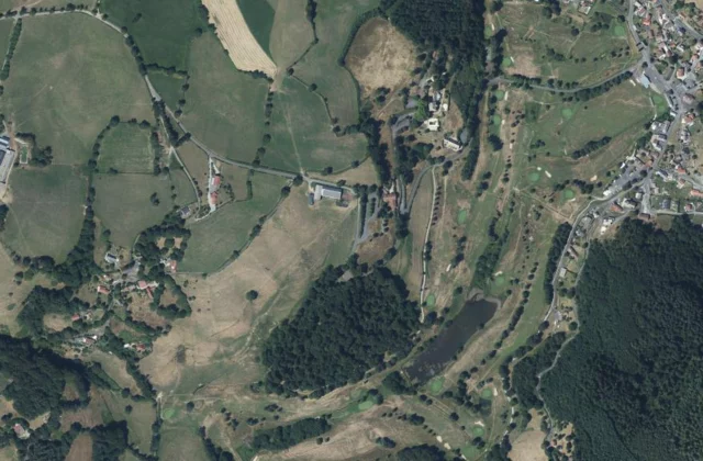 Golf Club de Vezac (Golf de Vézac Aurillac) vu du ciel. Orthophotographie IGN, Licence ouverte Etalab.