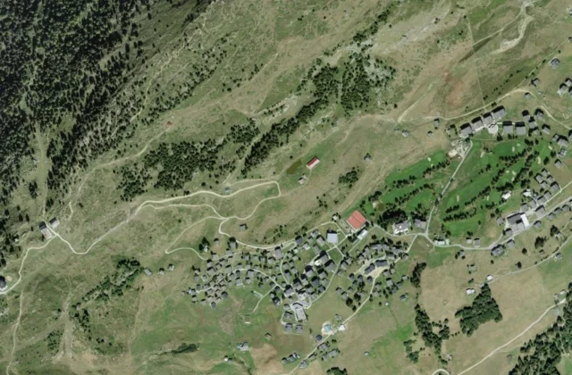 Golf Club Riederalp vu du ciel. Orthophotographie swisstopo, licence ouverte.