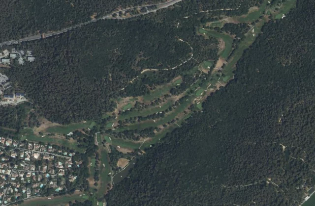 Golf Country Club Cannes-Mougins (Golf de Cannes-Mougins) vu du ciel. Orthophotographie IGN, Licence ouverte Etalab.