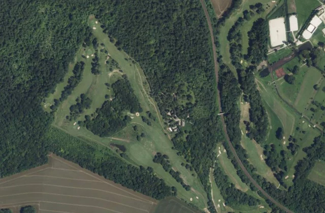Golf Country-Club de Chaumont-en-Vexin (golf de Bertichères) vu du ciel. Orthophotographie IGN, Licence ouverte Etalab.