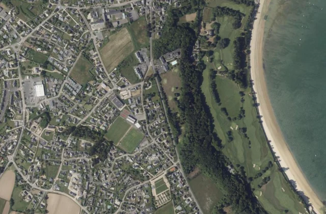 Golf de la baie de Morlaix vu du ciel. Orthophotographie IGN, Licence ouverte Etalab.
