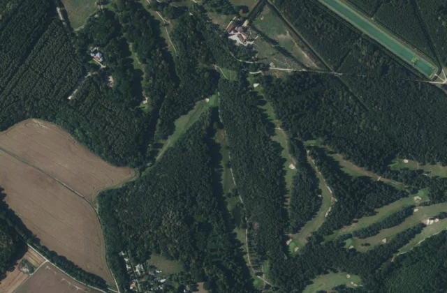 Golf du Champ de Bataille vu du ciel. Orthophotographie IGN, Licence ouverte Etalab.