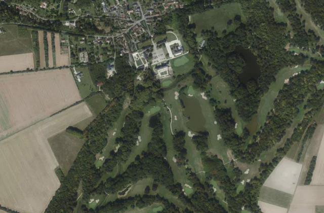 Golf du château d'Augerville vu du ciel. Orthophotographie IGN, Licence ouverte Etalab.