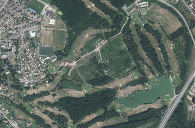 Golf du Château d'Avoise vu du ciel. Orthophotographie IGN, Licence ouverte Etalab.