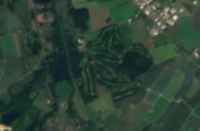 Golf Gut Ottenhausen aus dem All. Sentinel-2 cloudless 2016 von EOX IT Services GmbH (enthält modifizierte Copernicus-Sentinel-Daten), CC BY 4.0.