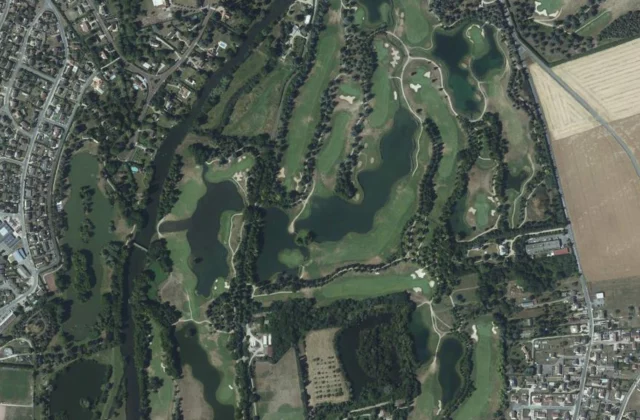 Le Golf Parc Robert Hersant vu du ciel. Orthophotographie IGN, Licence ouverte Etalab.