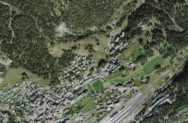 Kulm Golf St. Moritz aus der Luft. Orthofoto swisstopo, licence ouverte.