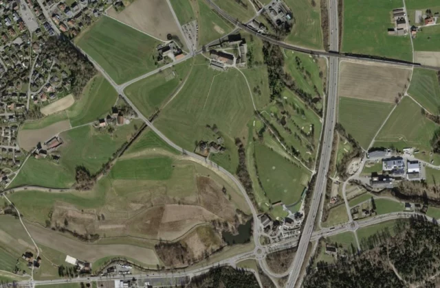 Swiss Golf Bubikon aus der Luft. Orthofoto swisstopo, licence ouverte.