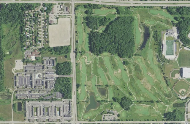 The Meadows at Grand Valley State University from the air. Aerial imagery USGS, domaine public.