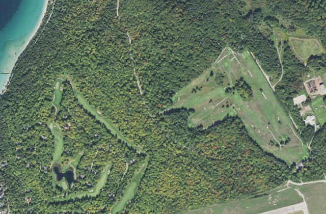 Wawashkamo Golf Club from the air. Aerial imagery USGS, domaine public.